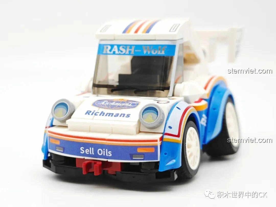 Cận cảnh phần đầu xe đua Q-Style SEMBO 714501A màu trắng xanh, với đèn pha và logo Richmans.