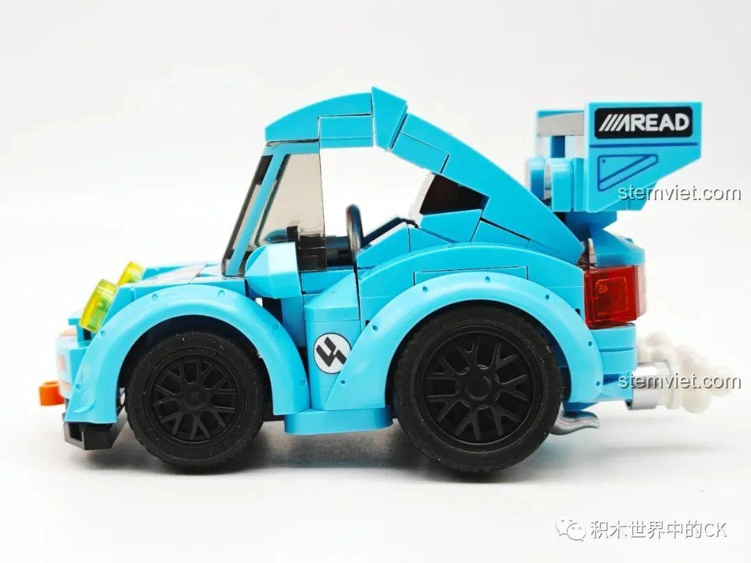 Cận cảnh phần đuôi xe đua Q-Style SEMBO 714502A màu xanh dương cam, với cánh gió và ống xả.