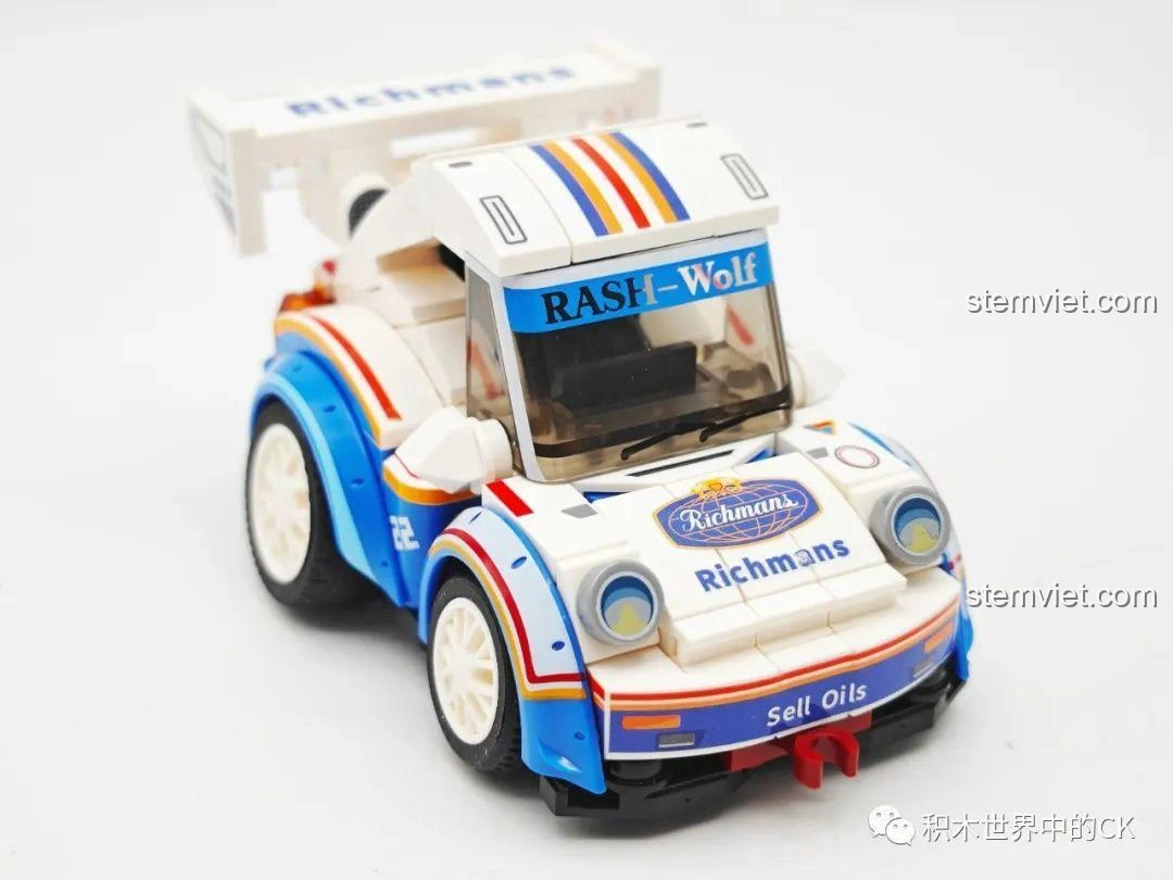 Góc 3/4 từ phía trước của mô hình xe đua Q-Style SEMBO 714501A màu trắng xanh.