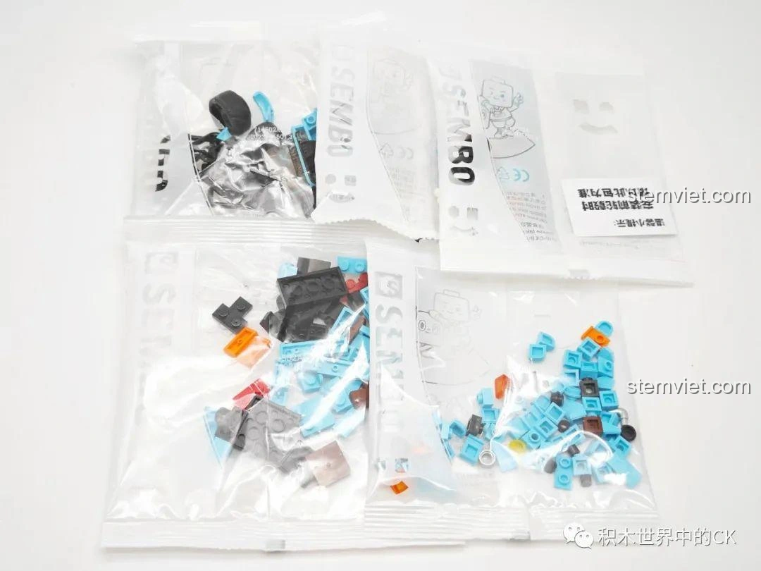 Mô hình xe đua Q-Style SEMBO 714502A màu xanh dương cam đã lắp ráp hoàn chỉnh, kèm minifigure gấu con vàng.