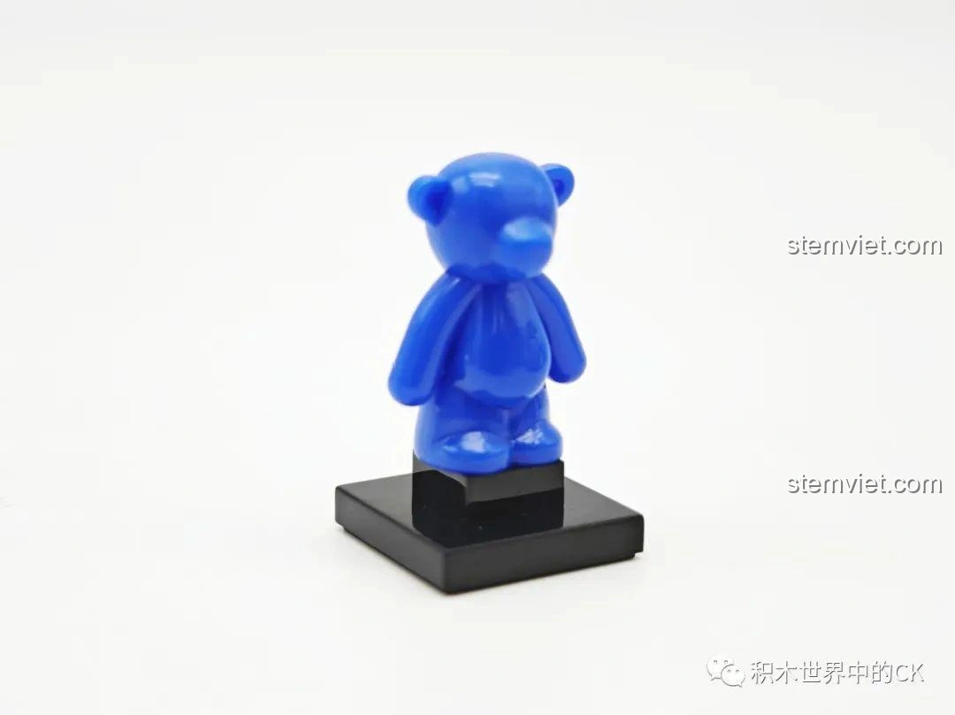 Minifigure gấu con màu xanh dương đi kèm với bộ lắp ráp xe đua Q-Style SEMBO 714501A.