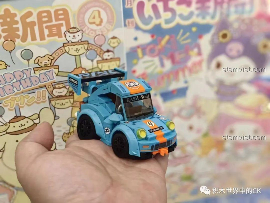 Mô hình xe đua Q-Style SEMBO màu trắng bạc sang trọng được trưng bày cạnh nhân vật hoạt hình.