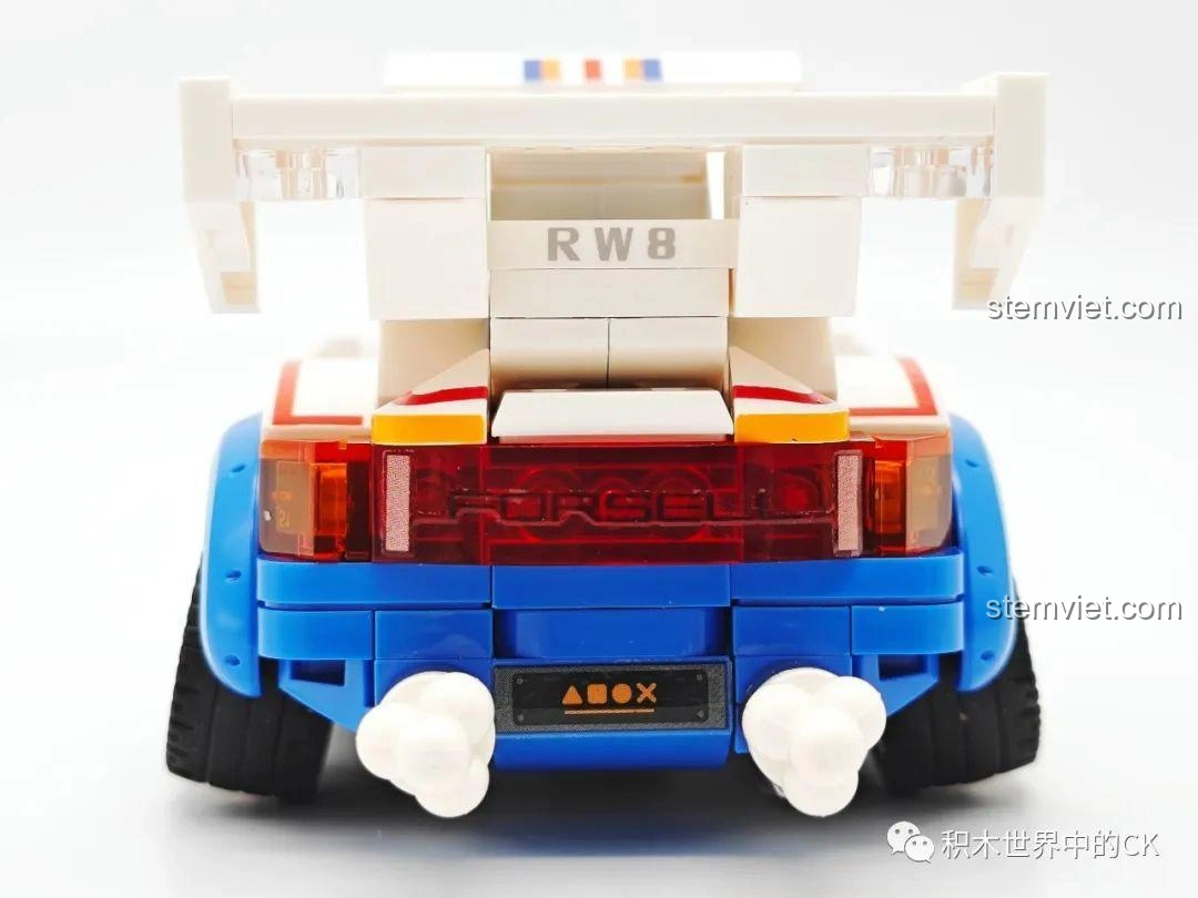 Góc nhìn trực diện từ phía sau của xe đua Q-Style SEMBO 714501A màu trắng xanh.