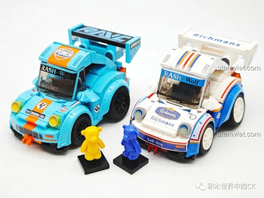 Mô hình xe đua Q-Style SEMBO 714501A màu trắng xanh được trưng bày trên bàn làm việc.