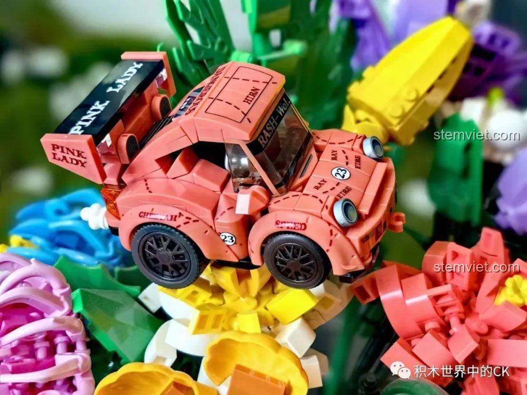 Xe Đua Tí Hon SEMBO 714500 màu vàng được trưng bày trên bàn, đồ chơi lắp ráp giá tốt cho bé trai.