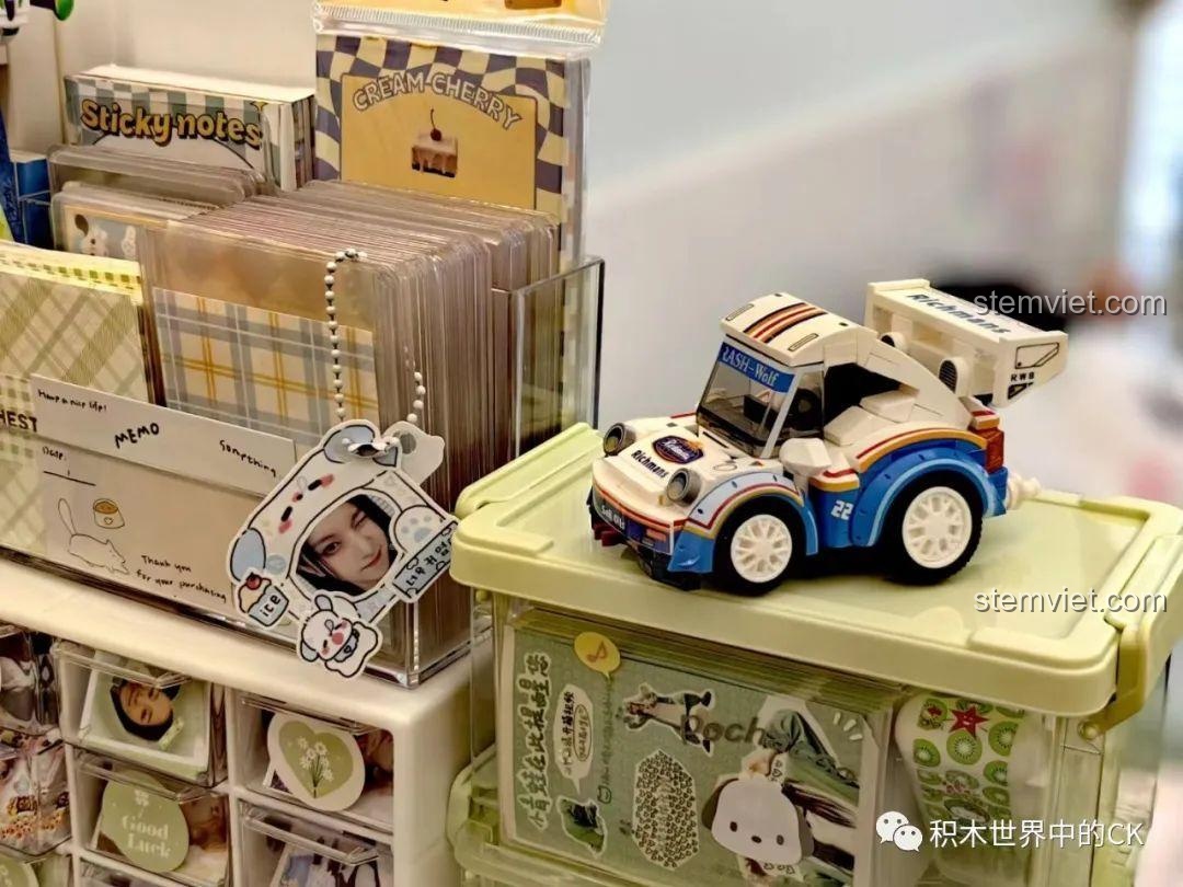 Góc nhìn phía sau của bộ lắp ghép Xe Đua Hoạt Hình SEMBO 714500 màu xanh lam, nổi bật cánh gió lớn.