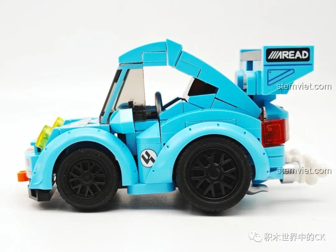 Mô hình Xe Đua Phong Cách Chibi SEMBO 714500 màu xanh lam cùng minifigure gấu con vàng, đồ chơi mô hình độc đáo.