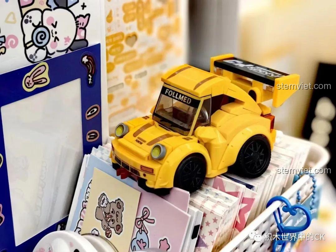 Hai mẫu xe trong bộ đồ chơi Xe Đua Phong Cách Chibi SEMBO 714500 cùng minifigure gấu con, tạo nên bộ sưu tập ấn tượng.