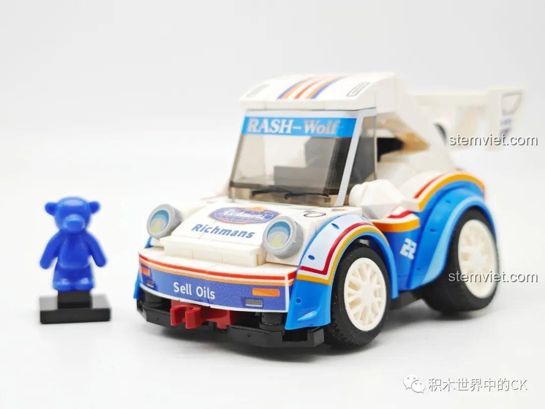Mô hình Xe Đua Mini SEMBO 714500 màu xanh trắng cùng minifigure gấu con, đồ chơi mô hình đáng yêu cho bé trai.