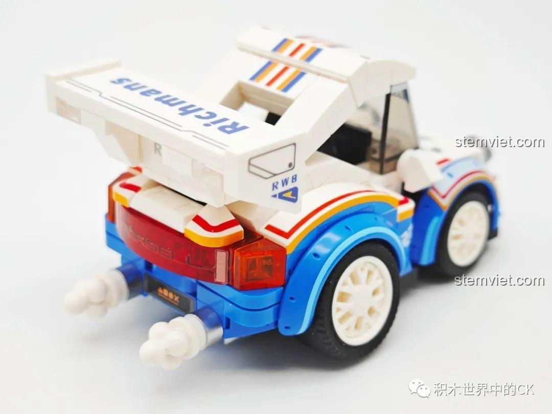 Mặt sau của đồ chơi mô hình Xe Đua Đáng Yêu SEMBO 714500 màu xanh trắng, với đèn hậu và ống xả phun khói.