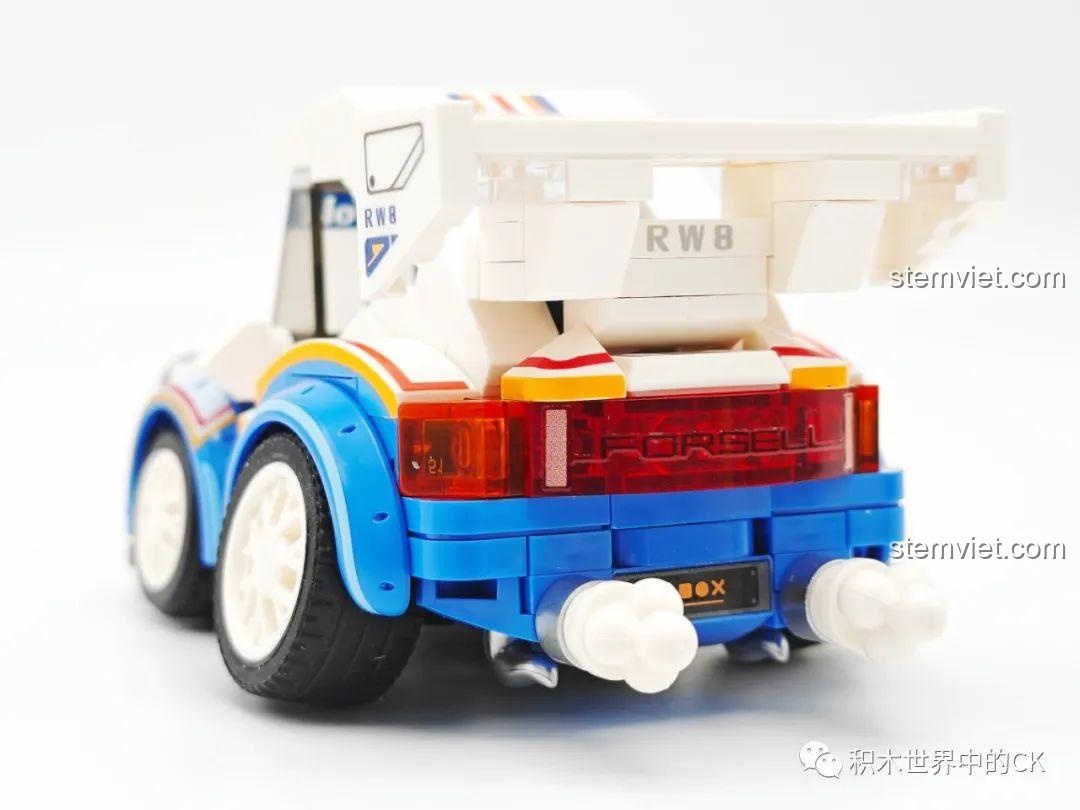 Cận cảnh bên hông Xe Đua Phong Cách Chibi SEMBO 714500 màu xanh trắng, với cánh gió sau và ống xả.