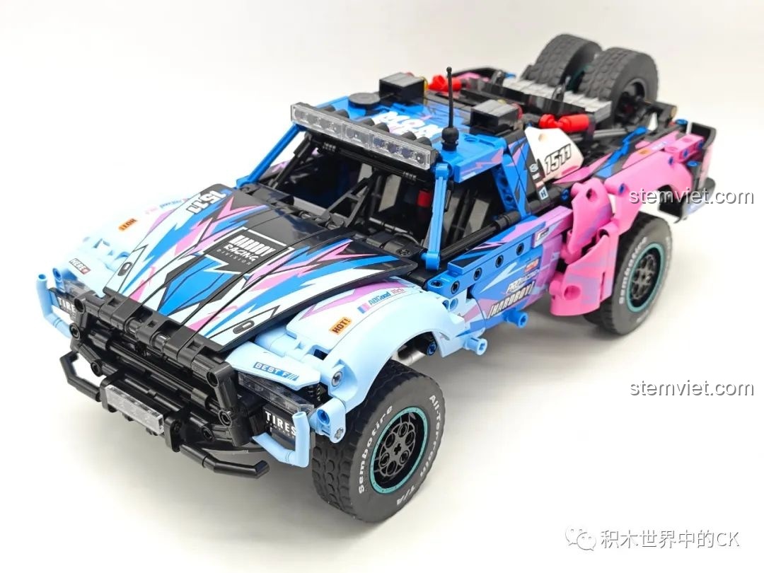 Mô hình xe SEMBO 715006 Baja Trophy Truck hoàn thiện với sticker, nhìn từ góc chéo phía trước.