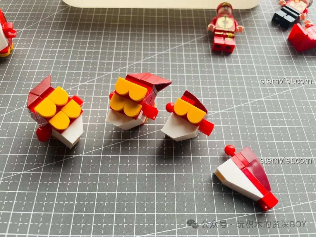 Các đốt thân rồng cuối cùng và phần đuôi của bộ Mô Hình Múa Rồng Đón Xuân SEMBO 201015, chuẩn bị hoàn thiện.