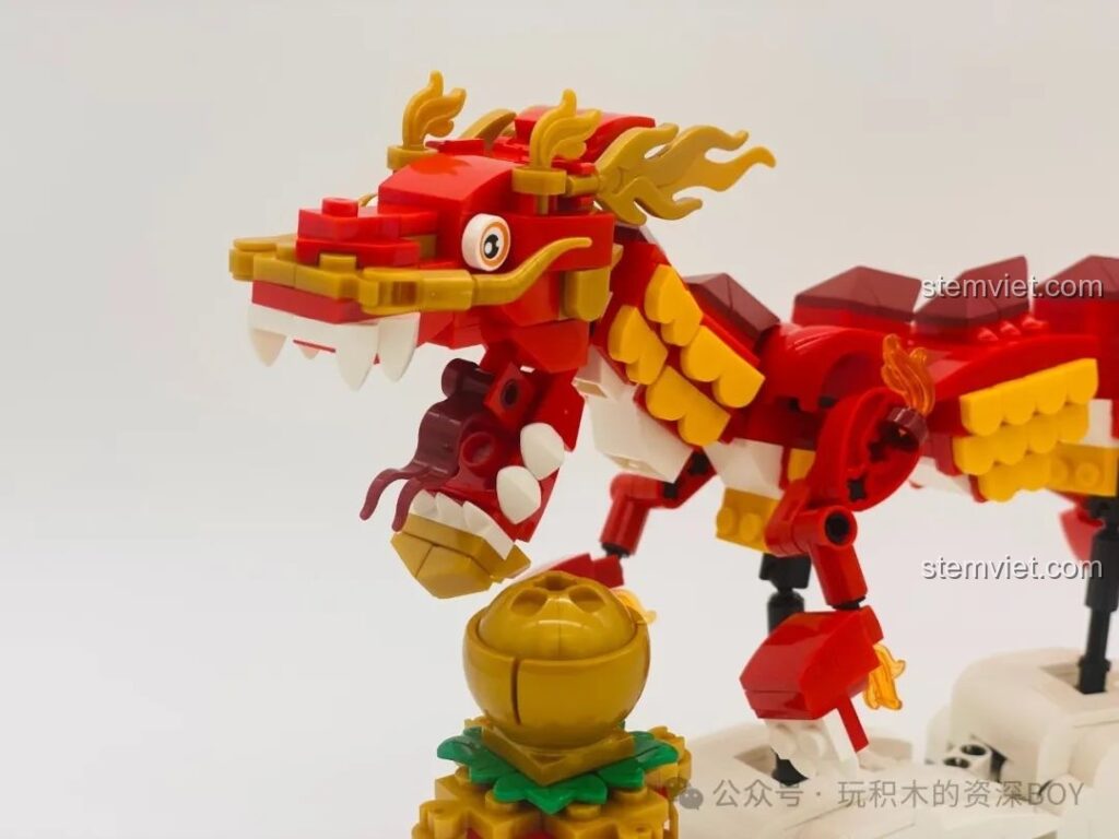 Mô hình đầu rồng đỏ vàng chi tiết của bộ lắp ghép Mô Hình Múa Rồng Đón Xuân SEMBO 201015, nổi bật trên nền trắng.