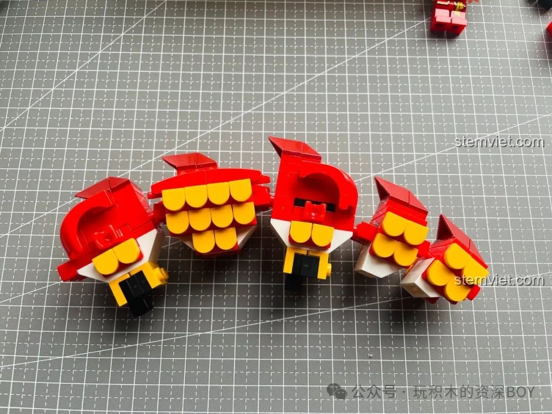 Các đốt thân rồng của bộ Mô Hình Múa Rồng Đón Xuân SEMBO 201015 đang được nối lại, tạo thành thân rồng dài.