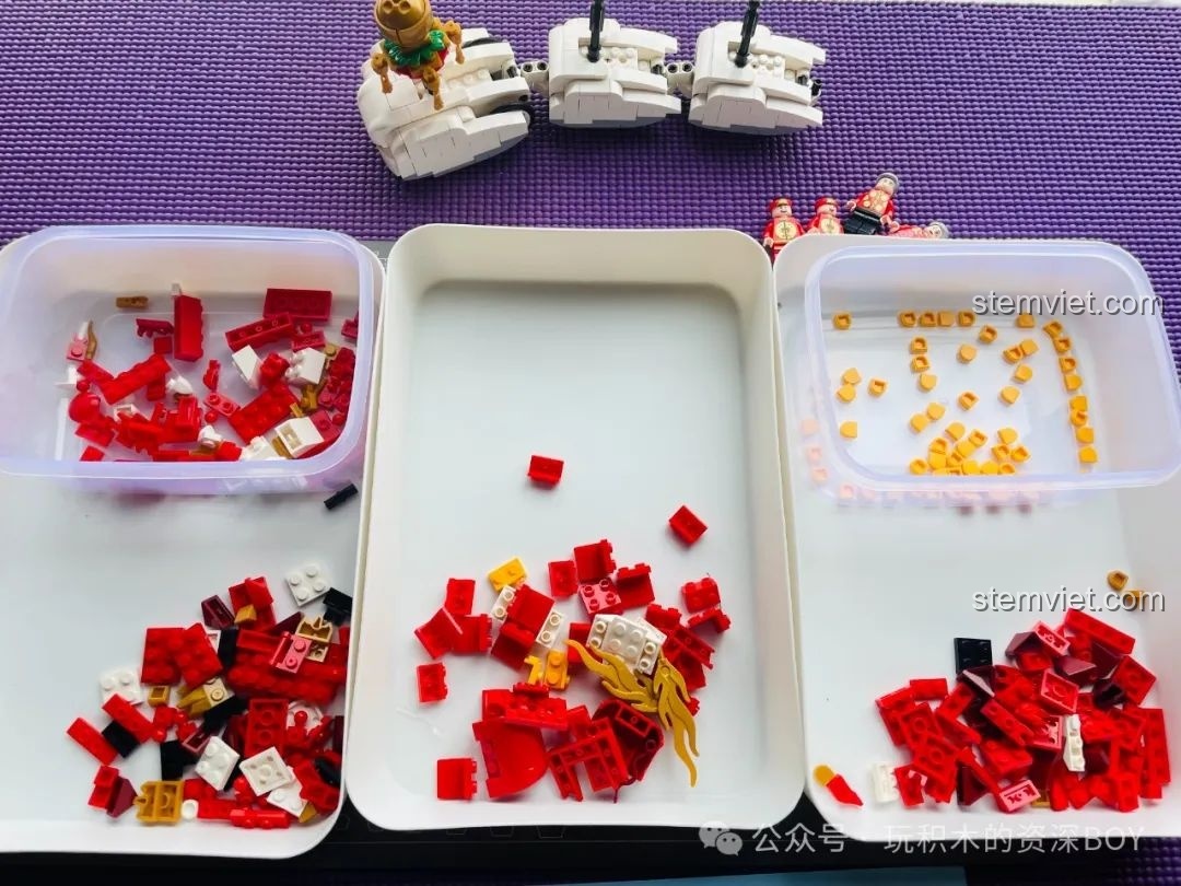 Các mảnh ghép màu đỏ và vàng của bộ Mô Hình Múa Rồng Đón Xuân SEMBO 201015 được phân loại vào các khay riêng biệt.