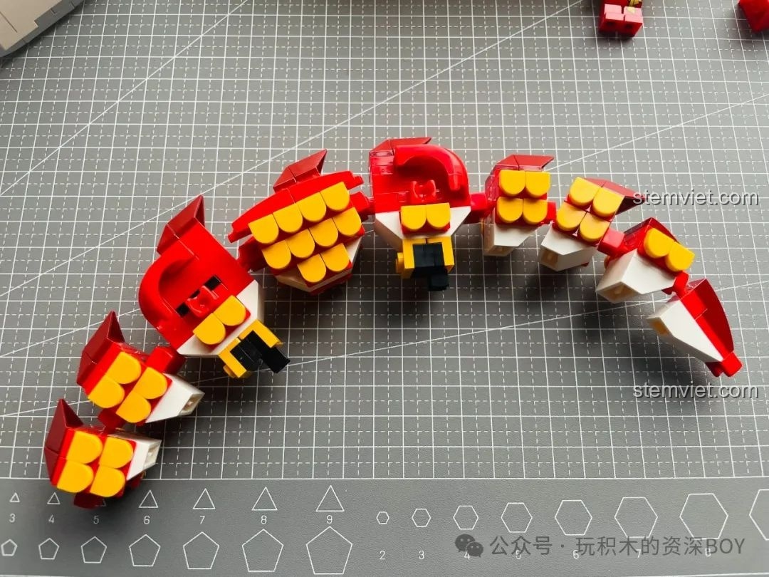 Thân rồng của bộ Mô Hình Múa Rồng Đón Xuân SEMBO 201015 đã hoàn chỉnh, uốn lượn đẹp mắt.