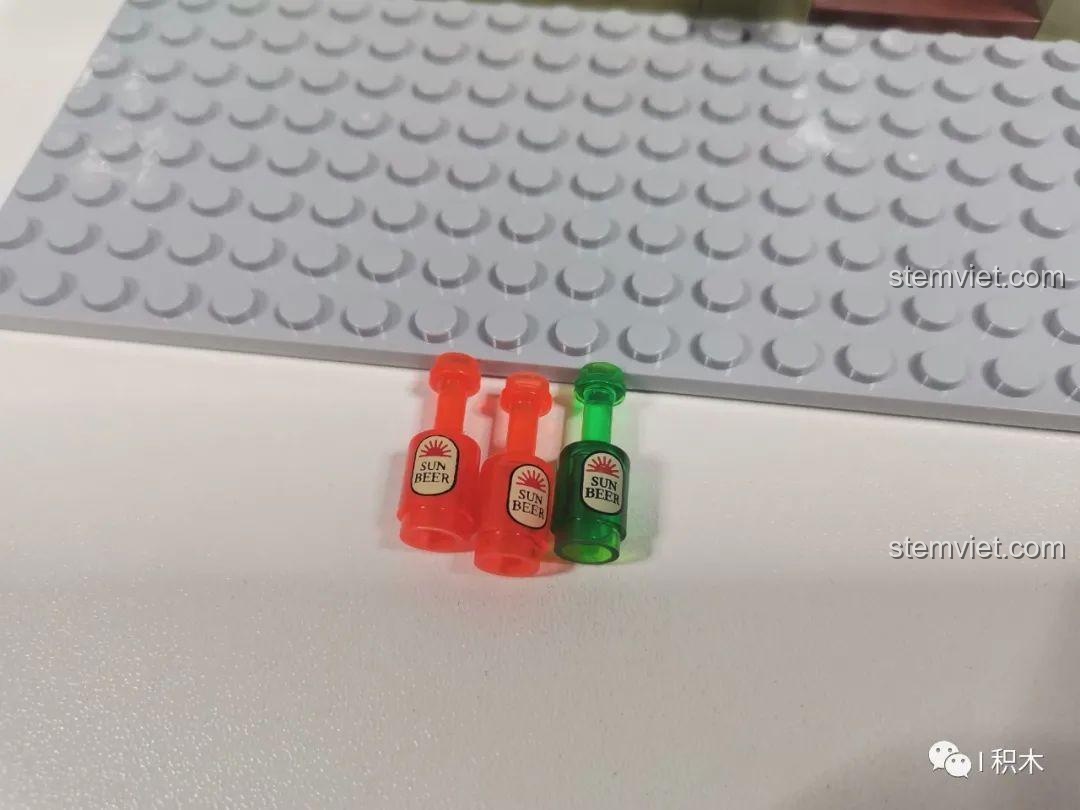 Nội thất bên trong bộ xếp hình 73, với bàn và các chai bia, tái hiện không gian quán ăn Nhật Bản chân thực.