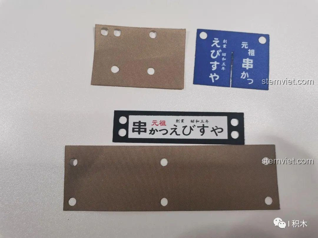 Các chi tiết bằng vải dùng làm biển hiệu và cờ trang trí cho bộ đồ chơi lắp ráp Cửa hàng xiên nướng Nhật Bản.