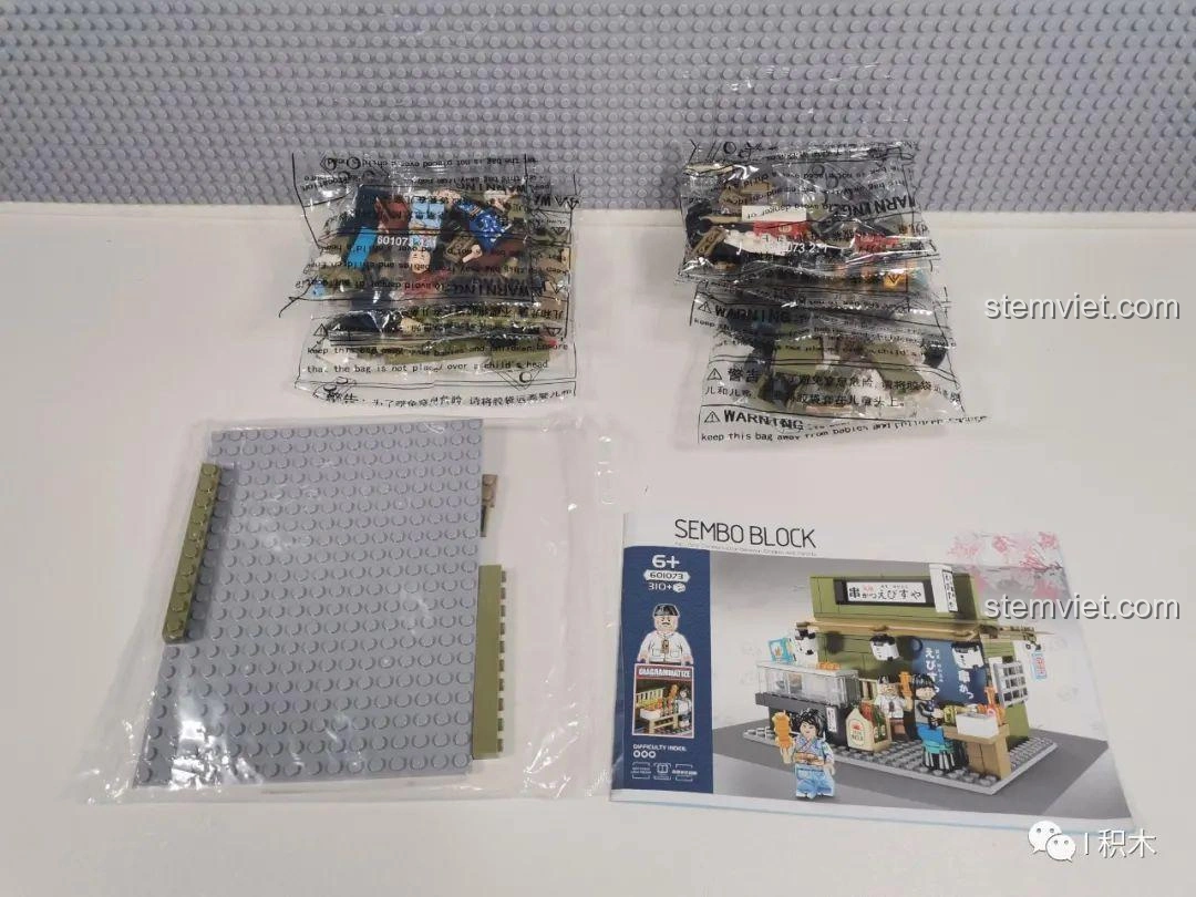 Các túi mảnh ghép, đế lắp ráp và sách hướng dẫn của bộ xếp hình Cửa hàng xiên nướng Nhật Bản SEMBO Block 601073.
