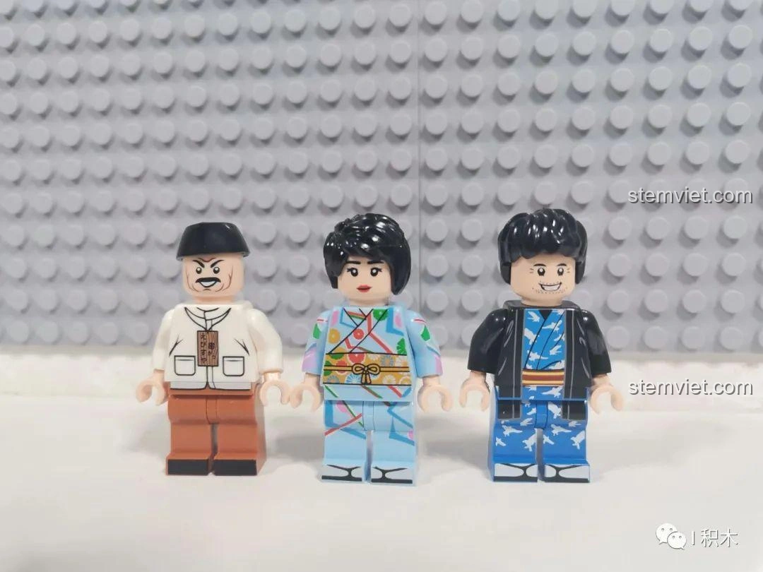 Ba nhân vật minifigure với trang phục truyền thống Nhật Bản, đi kèm bộ lắp ráp Cửa hàng xiên nướng Nhật Bản.