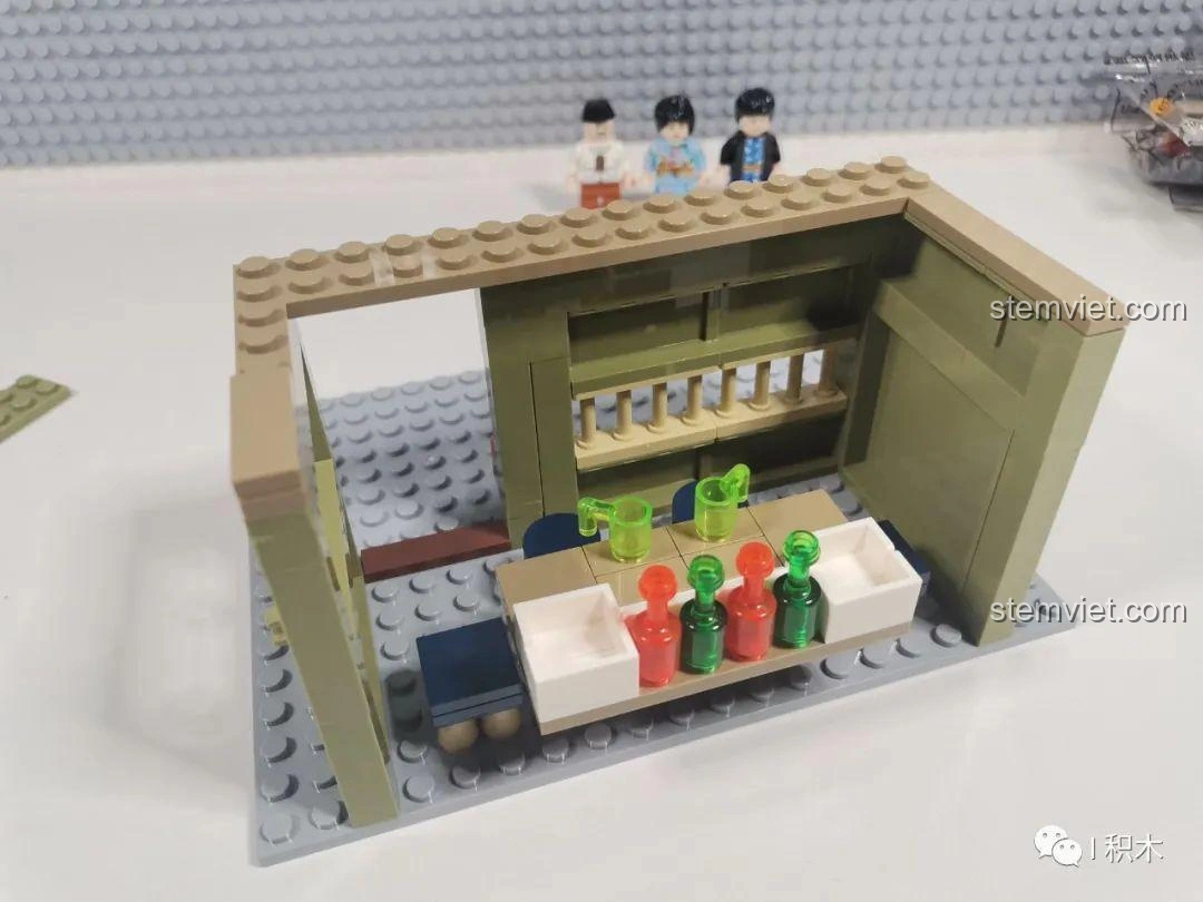 Nội thất bên trong đang được lắp ráp, bao gồm bàn và các chi tiết nhỏ của Cửa hàng xiên nướng Nhật Bản.