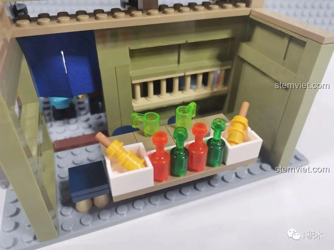 Cận cảnh nội thất bên trong của mô hình Cửa hàng xiên nướng Nhật Bản, với bàn ghế và quầy bar.