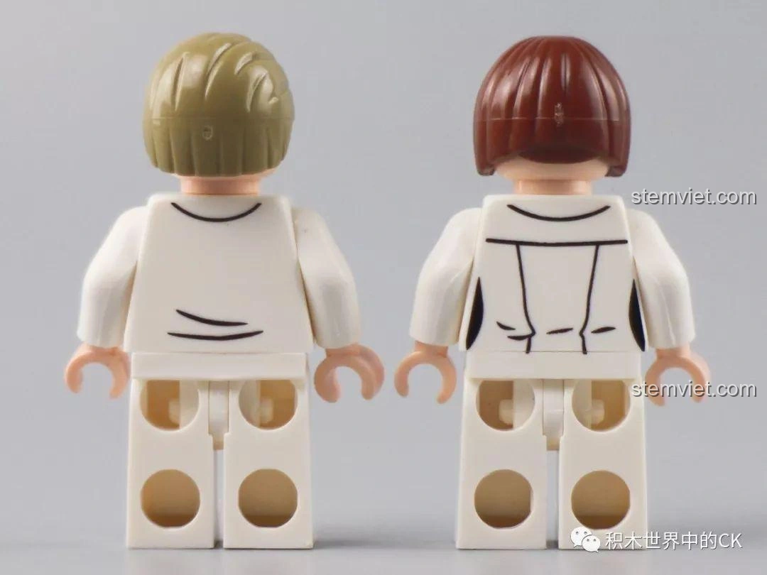 Mặt sau của hai minifigure bác sĩ và nhân viên y tế từ bộ lắp ráp Xe Cấp Cứu Sembo Block 601303, thể hiện chi tiết in ấn.