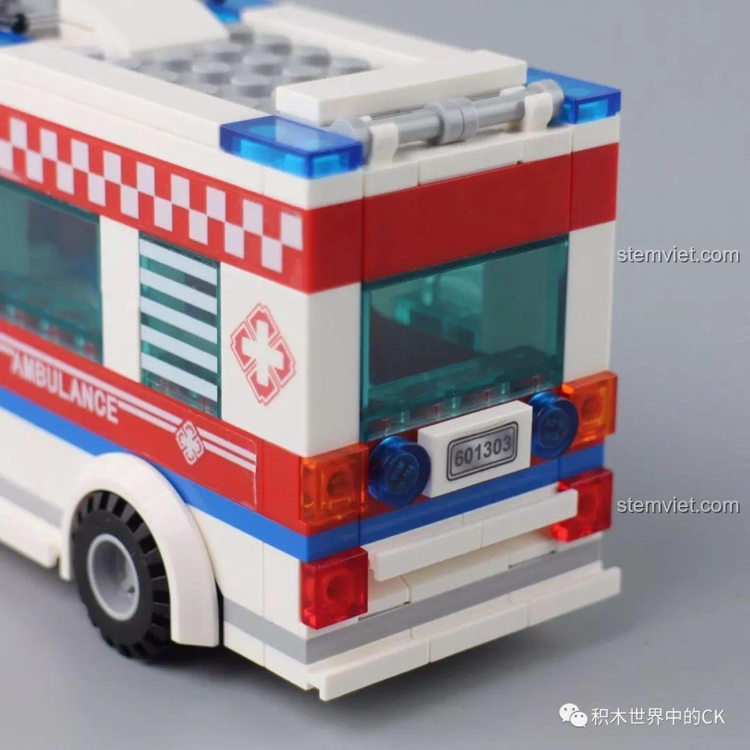 Cận cảnh phần đuôi mô hình xe cứu thương Sembo Block 601303, với đèn hậu và biển số rõ nét.