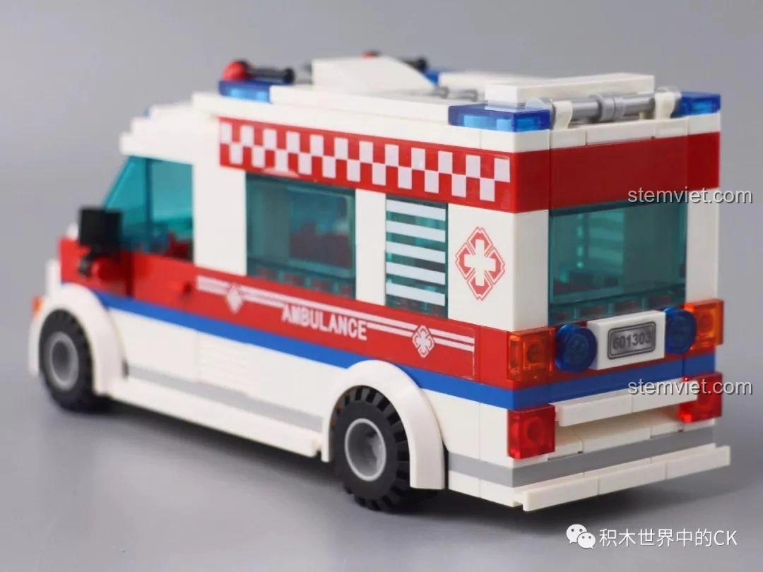 Mô hình xe cứu thương Sembo Block 601303 nhìn từ góc 3/4 phía sau, với đèn hậu và biển số chi tiết.