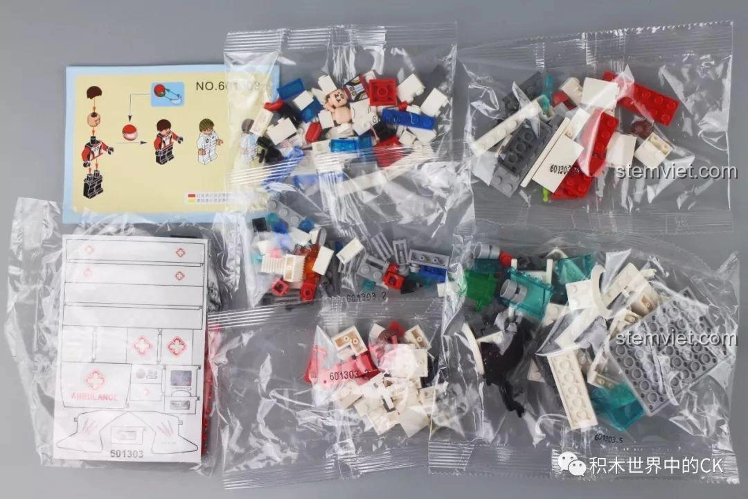 Toàn bộ linh kiện của bộ lắp ráp Mô Hình Xe Cứu Thương Sembo Block 601303 bao gồm các túi mảnh ghép và sách hướng dẫn.