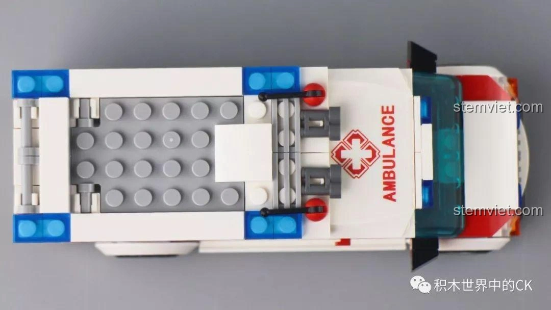Mô hình xe cứu thương Sembo Block 601303 nhìn từ trên đỉnh, cho thấy cấu trúc mái và các chi tiết lắp ráp.