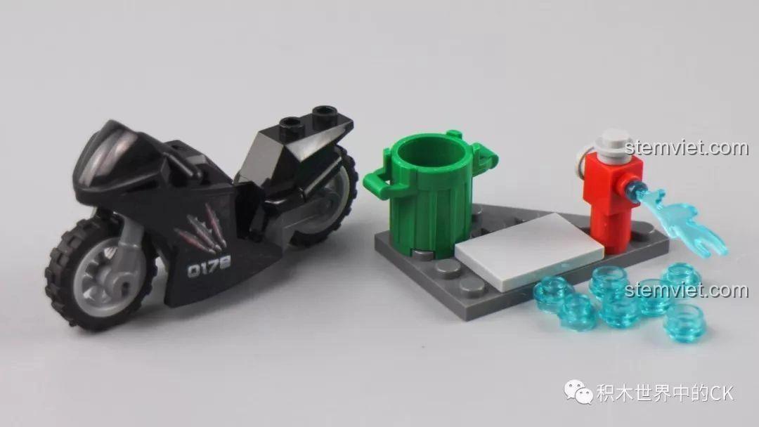 Các phụ kiện đi kèm bộ xếp hình Xe Cứu Thương Thành Phố Sembo Block 601303 bao gồm mô tô, thùng rác, vòi cứu hỏa và mảnh vỡ.