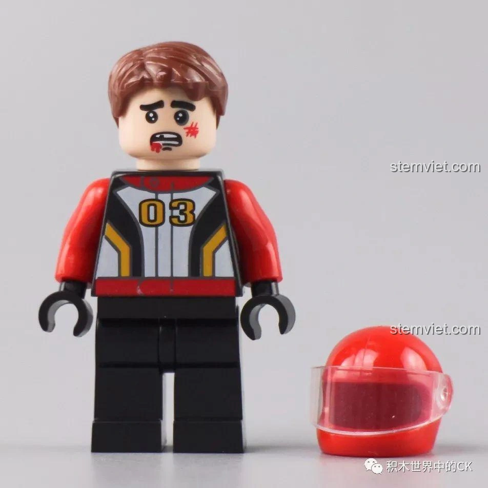 Minifigure tay đua với biểu cảm mặt bị thương, thể hiện tình huống khẩn cấp trong bộ lắp ráp Mô Hình Xe Cứu Thương Sembo Block 601303.