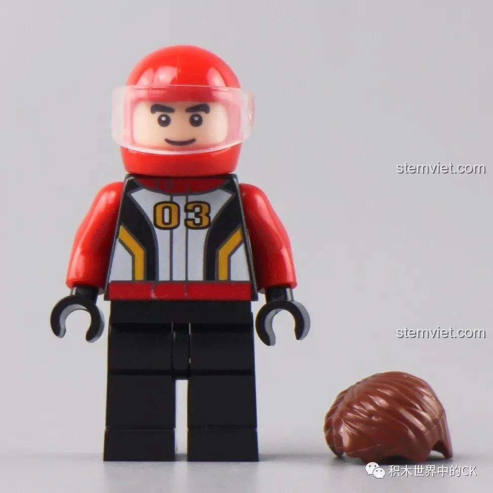 Minifigure tay đua từ bộ xếp hình Xe Y Tế Sembo Block 601303 với mũ bảo hiểm và trang phục đua xe.
