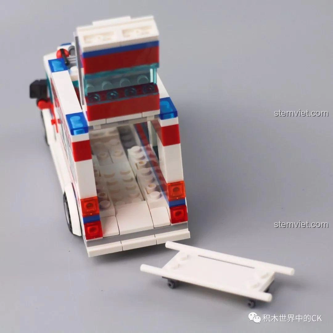 Mô hình xe cấp cứu Sembo Block 601303 với cáng cứu thương có thể kéo ra, tăng tính tương tác.