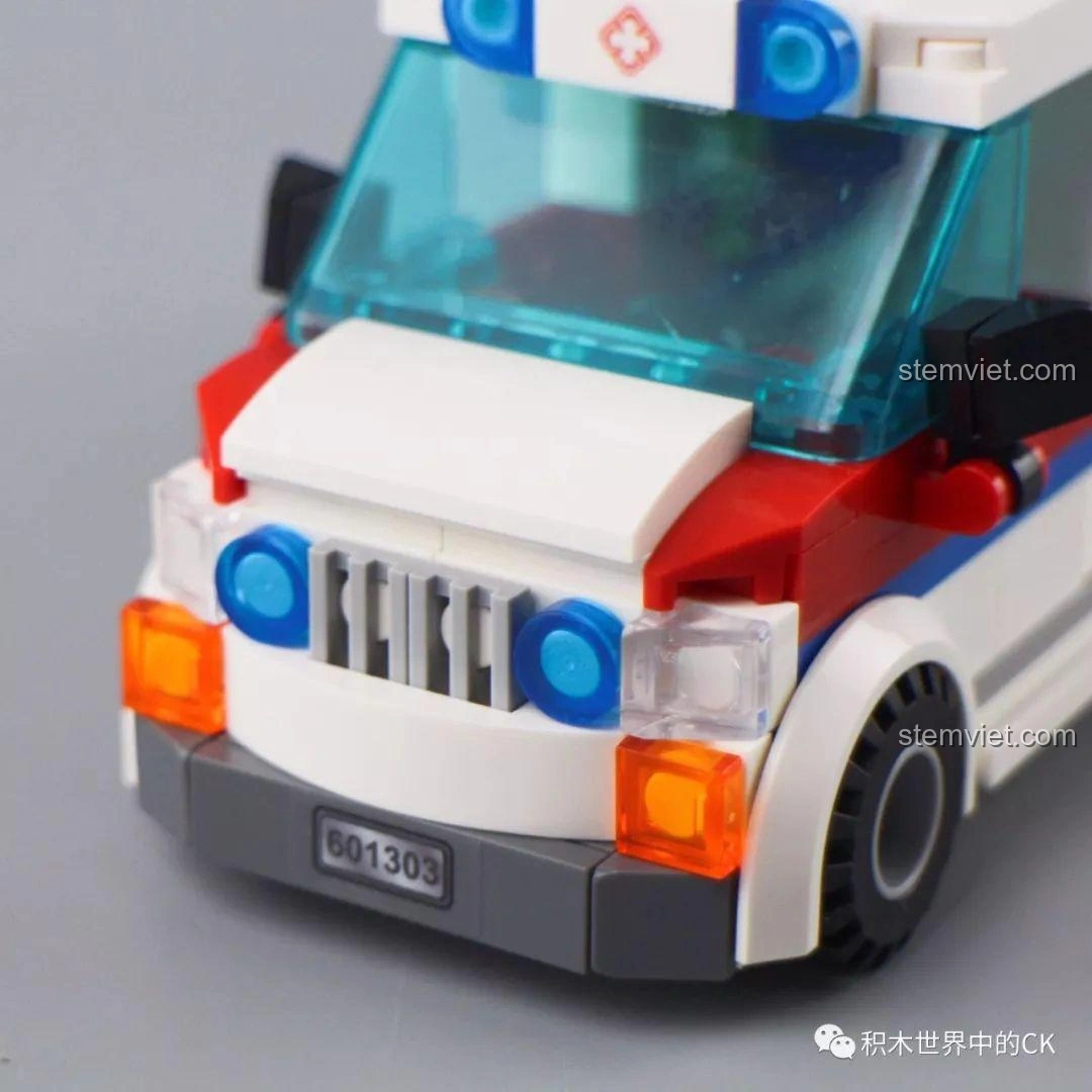 Cận cảnh phần đầu xe cấp cứu Sembo Block 601303, tập trung vào lưới tản nhiệt, đèn pha và biển số.