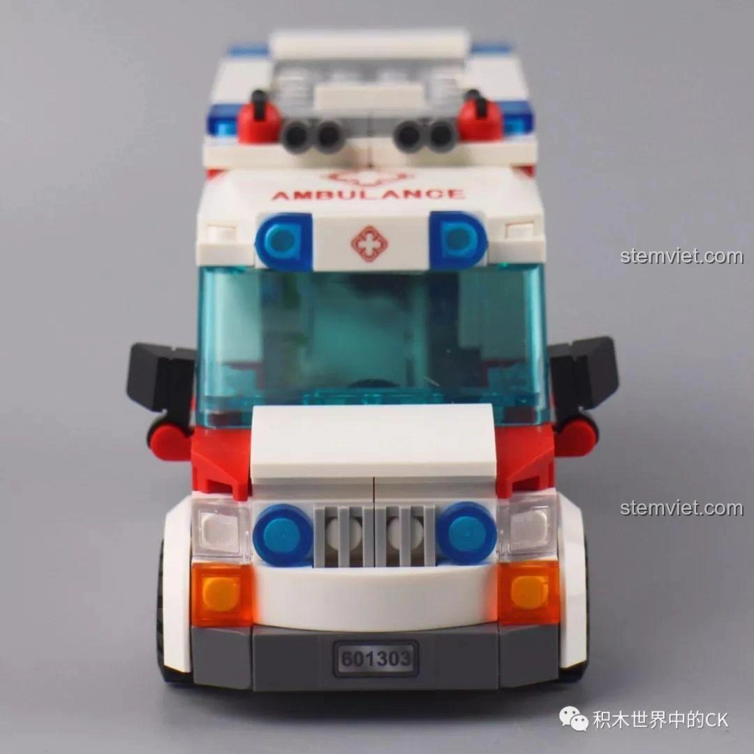 Mặt trước của mô hình xe cấp cứu Sembo Block 601303, nổi bật với đèn pha và lưới tản nhiệt chi tiết.
