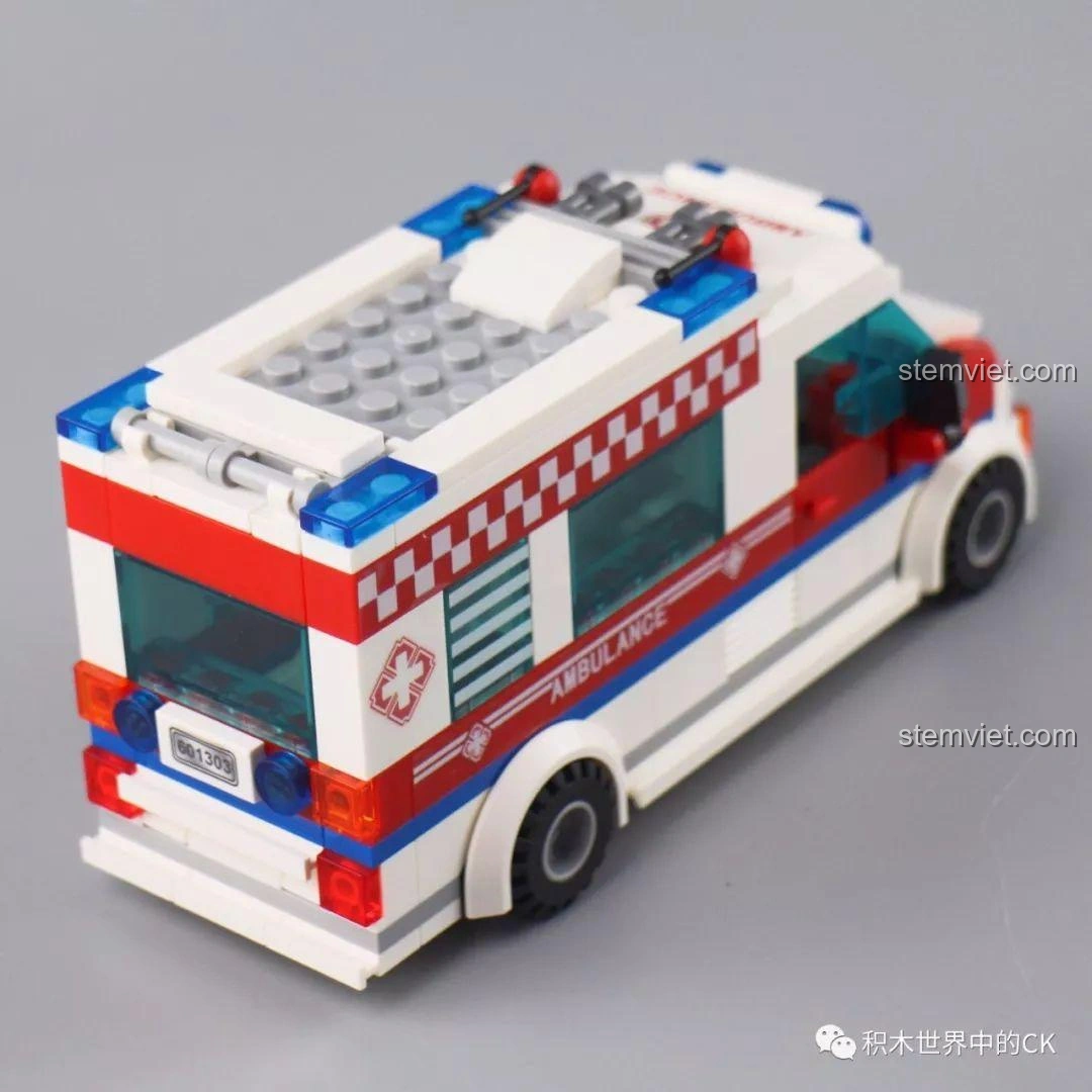 Mô hình xe cấp cứu Sembo Block 601303 nhìn từ góc trên cao phía sau, cho thấy chi tiết mái và đèn.