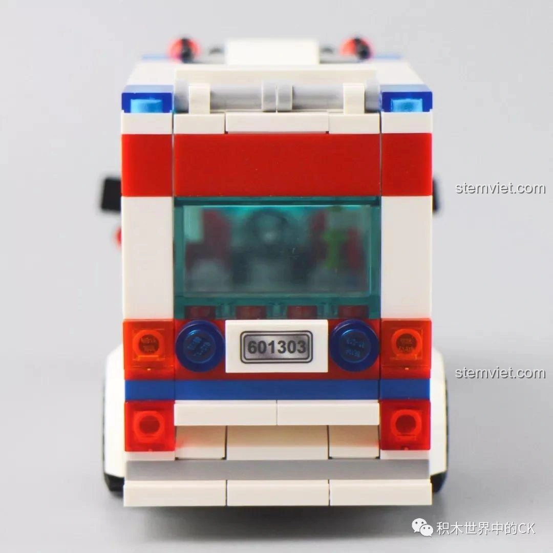 Mặt sau của mô hình xe cứu hộ khẩn cấp Sembo Block 601303, với cửa sau và các chi tiết đèn.