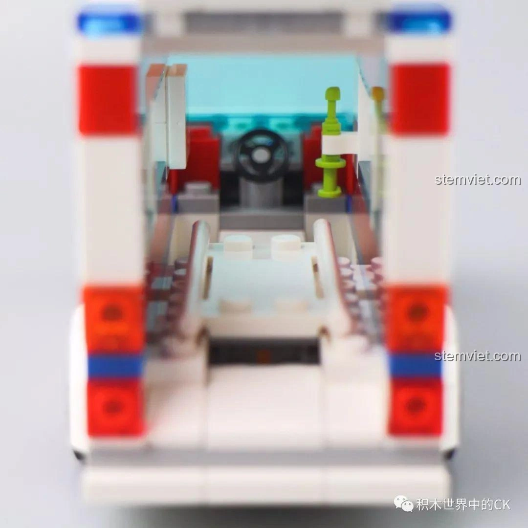 Nội thất bên trong xe cứu hộ khẩn cấp Sembo Block 601303 nhìn từ phía sau, có không gian cho cáng cứu thương.