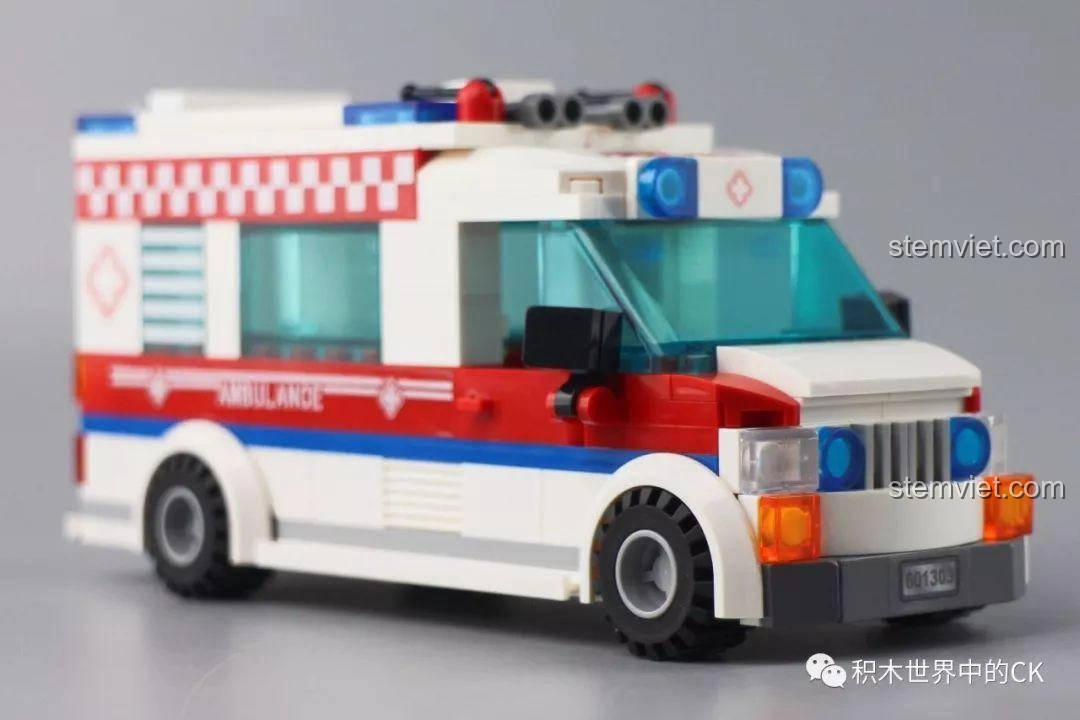 Một góc nhìn khác của mô hình xe cứu thương thành phố Sembo Block 601303, làm nổi bật phần đầu xe.