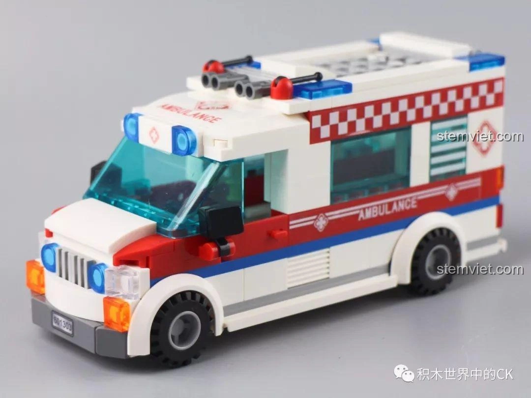 Mô hình xe cứu thương thành phố Sembo Block 601303 đã hoàn thành, nhìn từ góc 3/4 phía trước, với màu sắc đặc trưng.