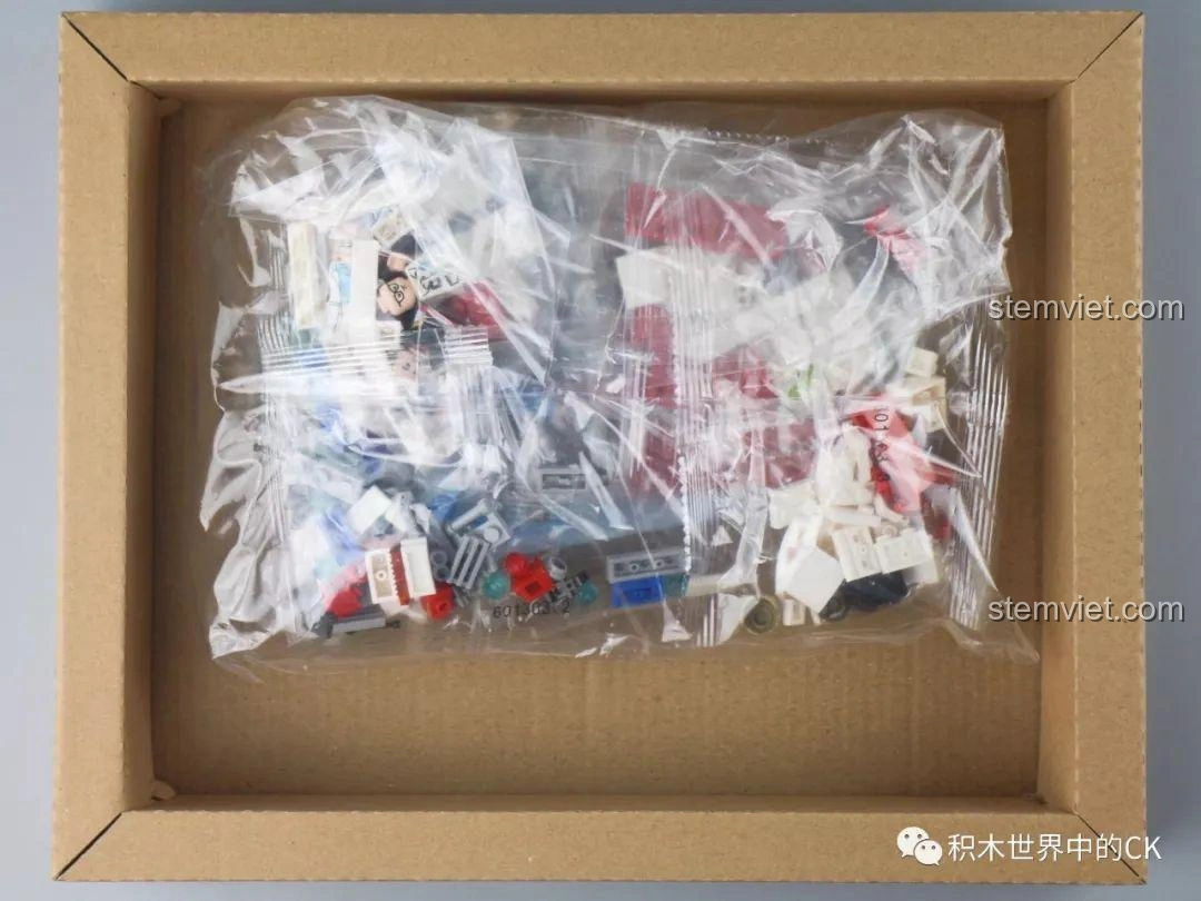 Các túi mảnh ghép bộ xếp hình Xe Y Tế Sembo Block 601303 được sắp xếp gọn gàng bên trong hộp.