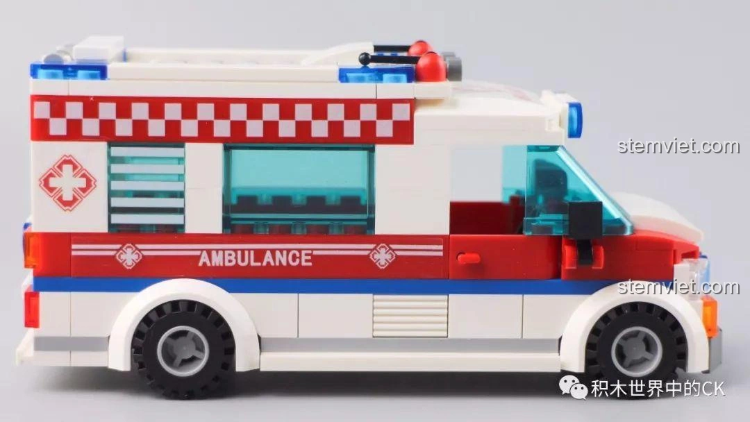 Mặt bên còn lại của mô hình xe y tế Sembo Block 601303, cho thấy sự đối xứng và chi tiết thiết kế.