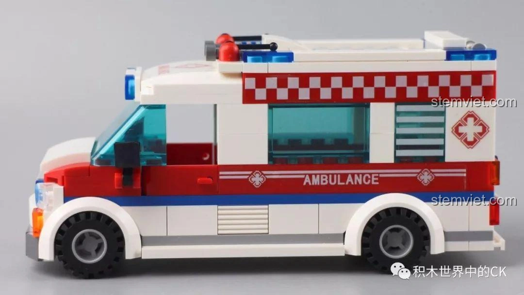 Cận cảnh mặt bên của mô hình xe y tế Sembo Block 601303, thể hiện các chi tiết in ấn và cửa sổ.