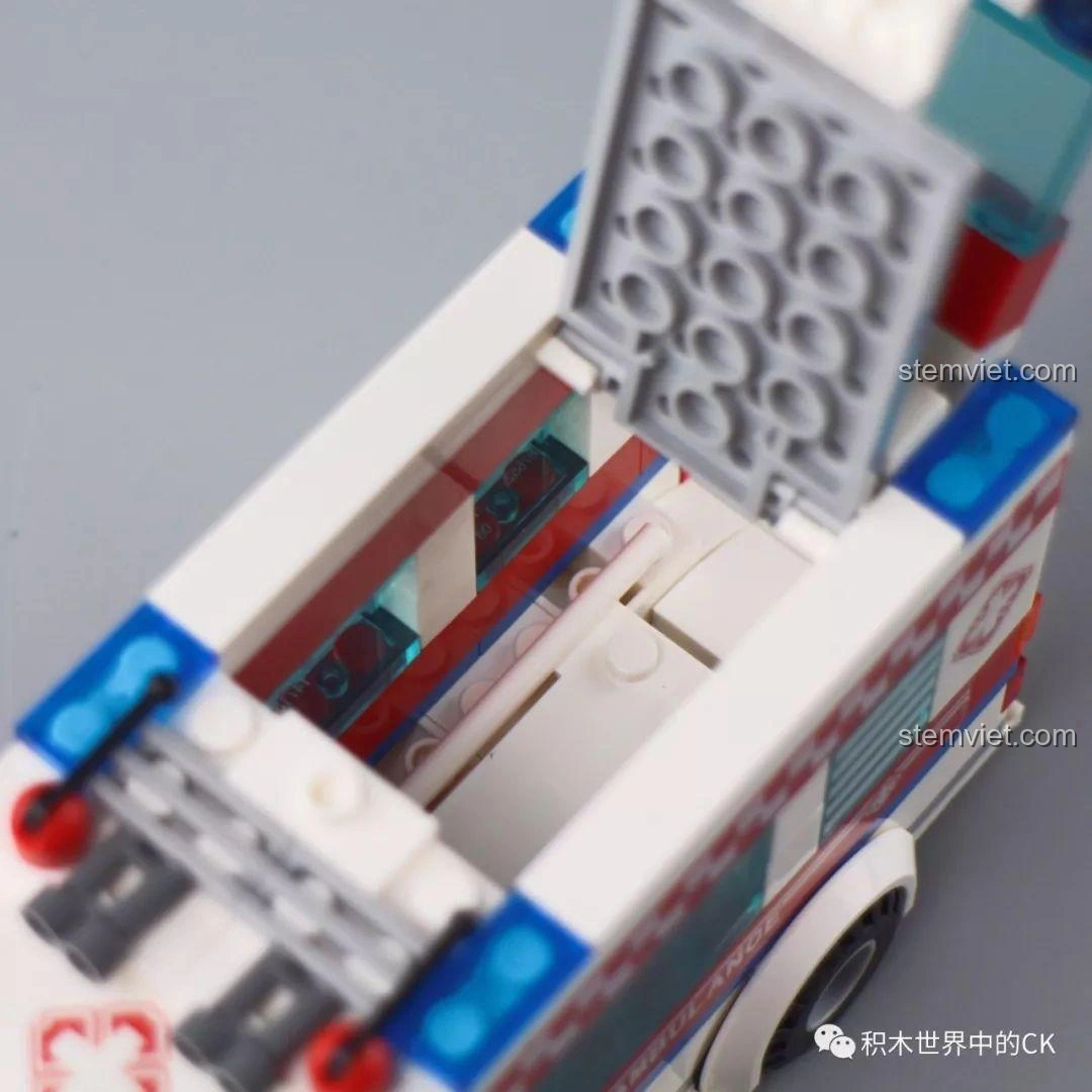 Mô hình xe y tế Sembo Block 601303 với phần mái xe có thể mở ra, cho thấy không gian bên trong.