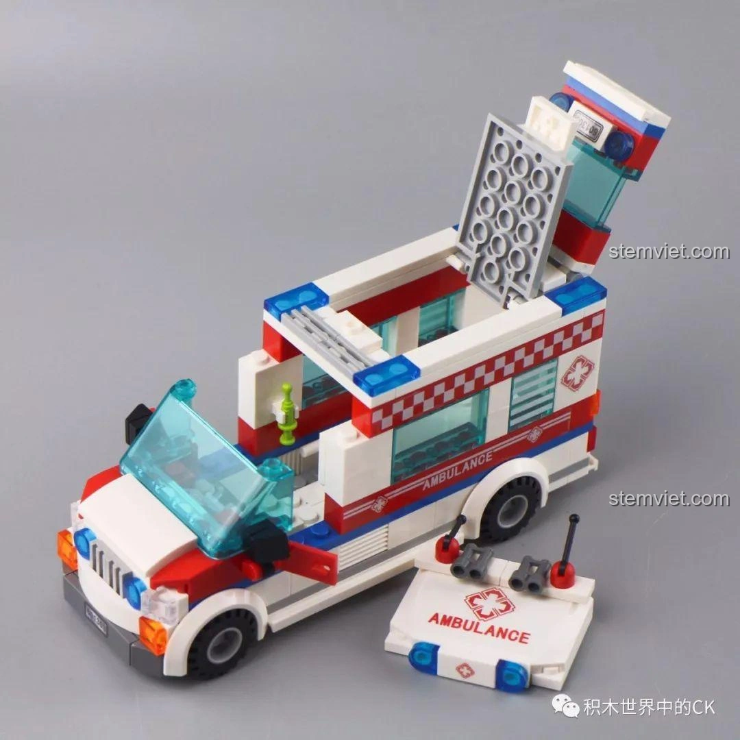 Toàn bộ cảnh chơi của bộ xếp hình Xe Y Tế Sembo Block 601303 bao gồm xe cứu thương, minifigure và phụ kiện tạo cảnh tai nạn.