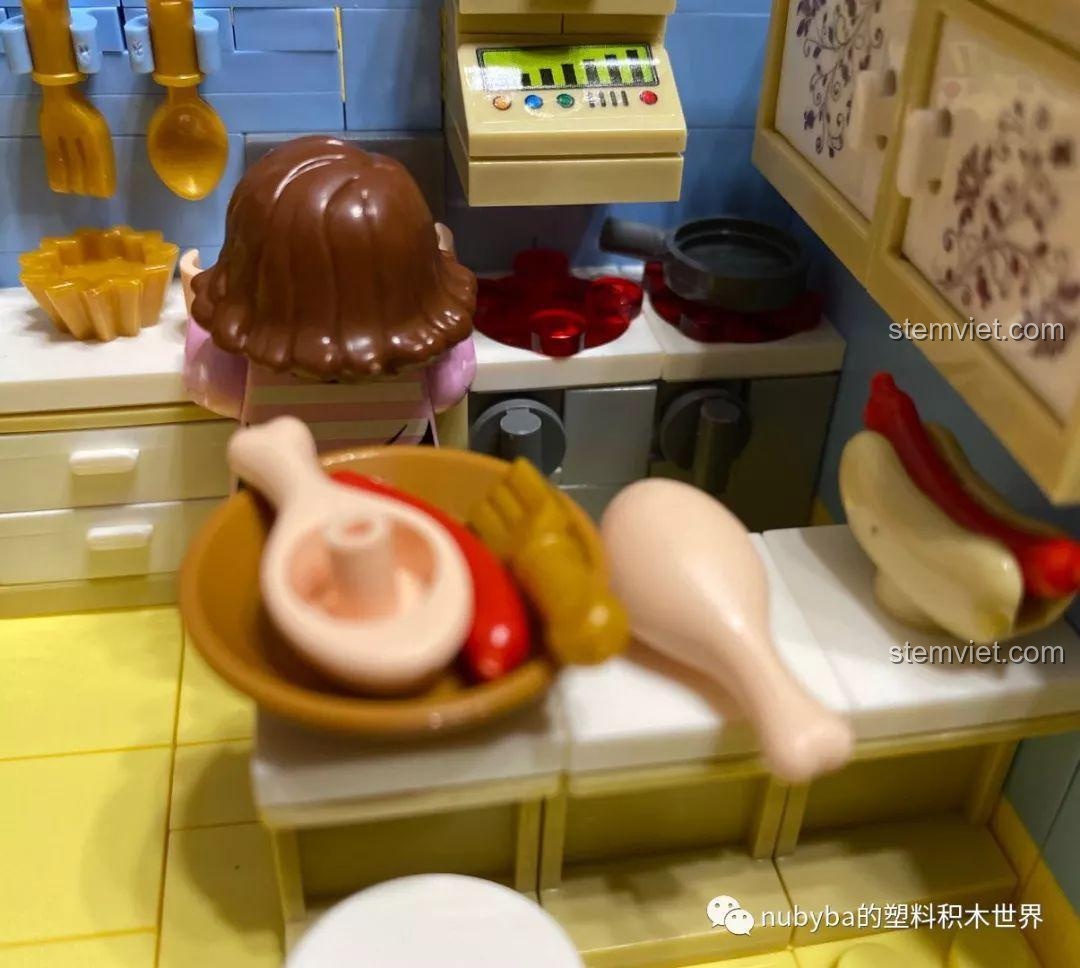 Góc nhìn từ trên xuống phòng bếp SEMBO BLOCK 601504, thể hiện sự sắp xếp các vật dụng.