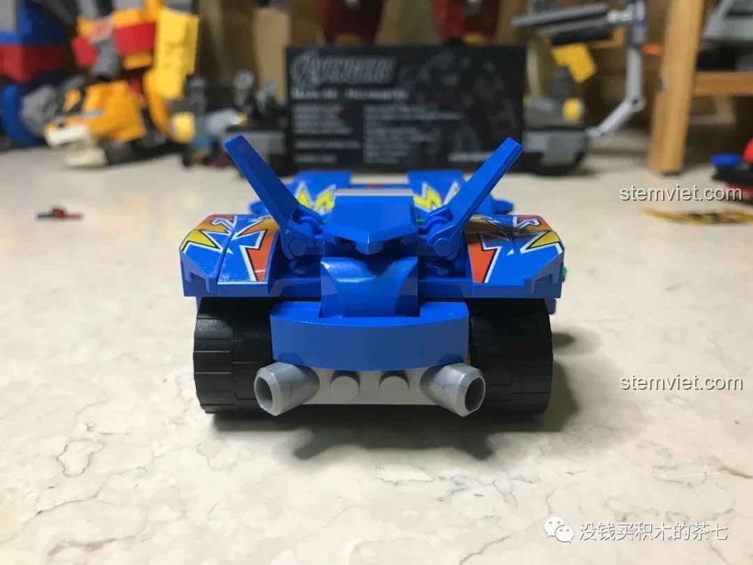 Góc nhìn bên hông hai minifigure Ryo Takaba, thể hiện chi tiết thiết kế trang phục và dáng đứng.